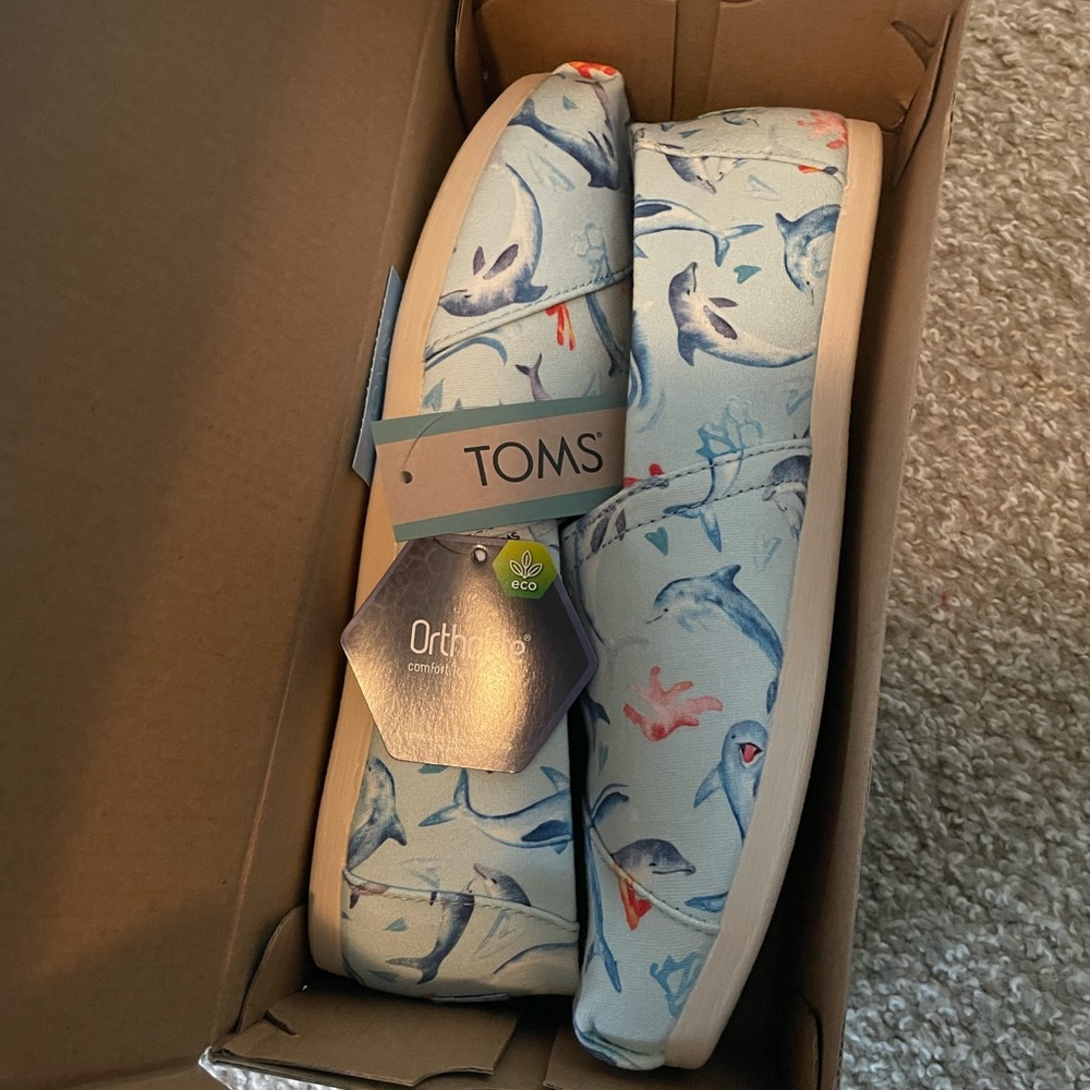NWT Toms delicate blue, dolphin print, size 8